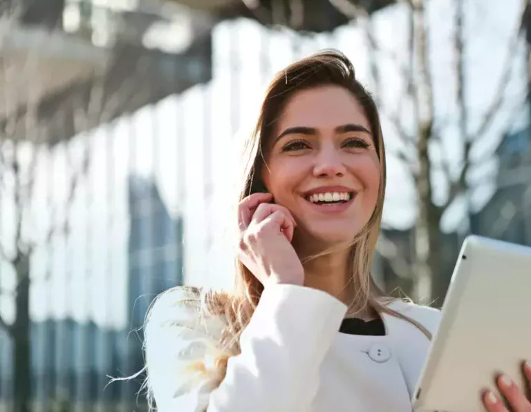 Femme satisfaite d'obtenir une réponse à sa question